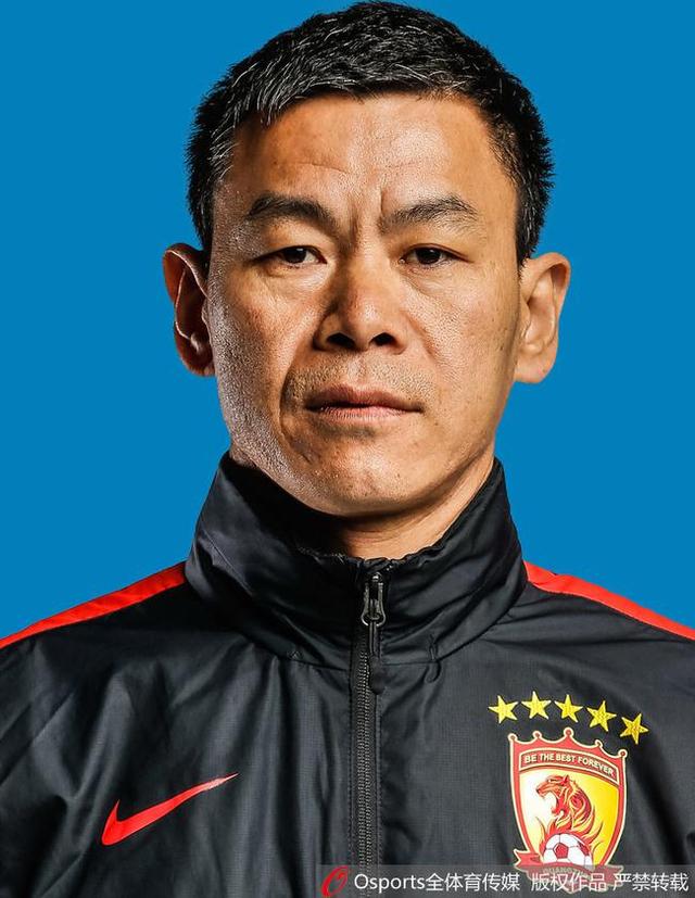 他今天之所以答应跟大家一起来给李阿姨接风洗尘，除了想见李阿姨之外，其实也是想看看，能用什么样的方式，给福利院捐上一笔钱，而且又不会被怀疑。